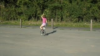preview picture of video 'Justine avance et recule en monocycle'
