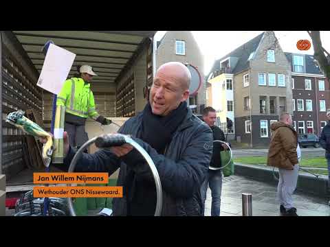 uitdelen plogsets op de markt in Spijkenisse