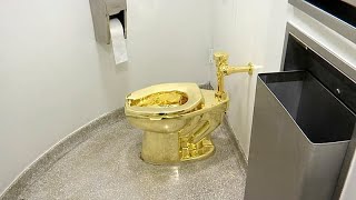 Toilette aus massivem Gold erzielt bei Auktion zwölf Millionen Dollar
