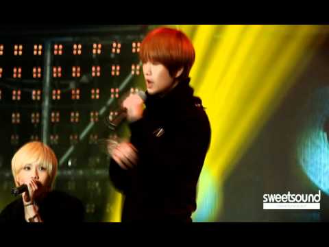 [FANCAM] 111215 Onew sexy hair flips in Replay @ Lotte World Free Christmas