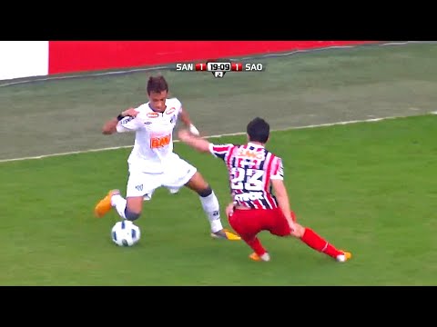 Neymar enfrentando o São Paulo na Vila Belmiro em 2011