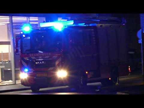 Prio 1 Tankautospuit 08-3331 met spoed naar een Autobrand aan de Homberg 25e straat in Wijchen