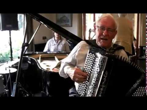 Cees de Nijs en jazzorkest Verjaardag