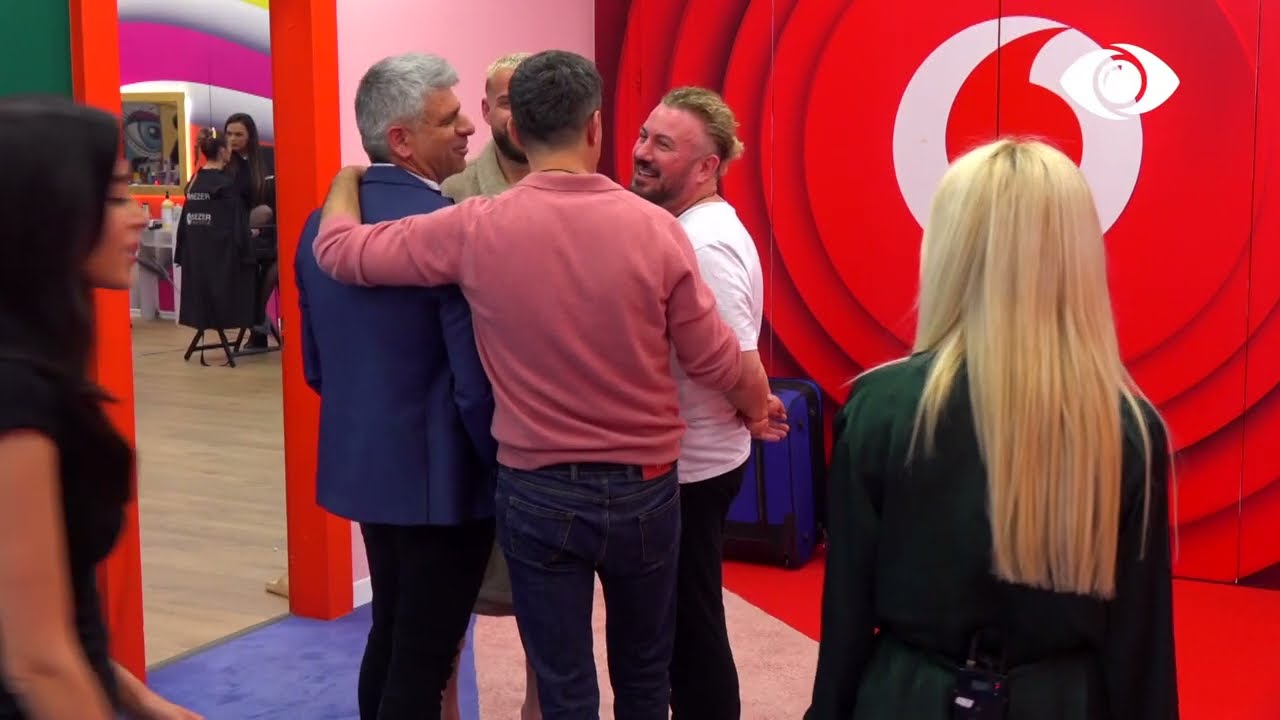 Armaldo dhe Sabiani këndojnë, Qetsori u mban ison