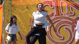 上下に激しいダンス