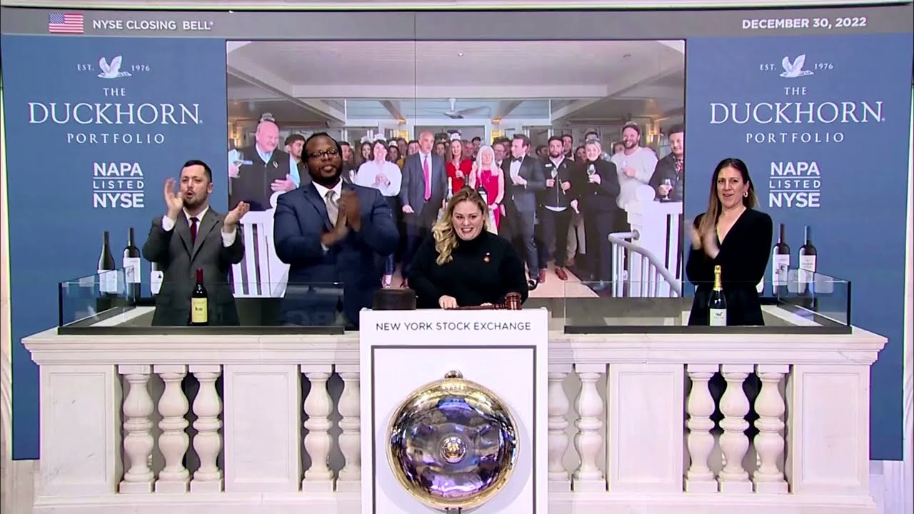 Wall St. ends year with biggest annual drop since 2008