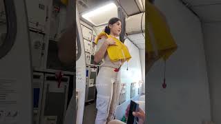 Download lagu Pramugari cantik sedang safety demonstration #shortsvideo mp3