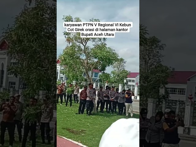 Karyawan PTPN V Regional VI Kebun Cot Girek orasi damai di halaman kantor Bupati Aceh Utara