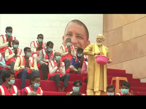 PM Modi felicitates laborers of Kashi  Corridor Project, puts aside a chair to sit with them on step