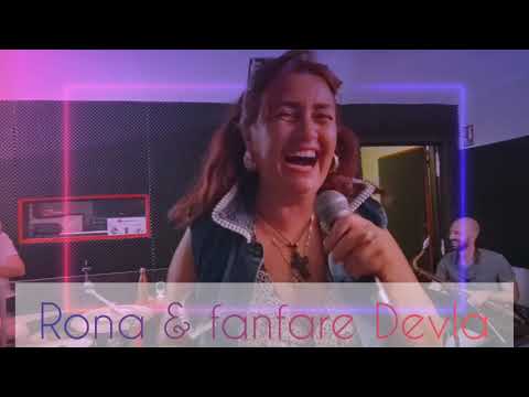 Rona Hartner et fanfare Devla en répétition hopaaa#singer #balkan #fridakahlo #music