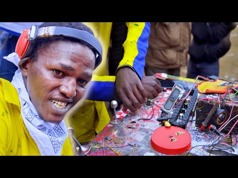 Street DJ makes His own turntable from basic household items Shocked Everyone