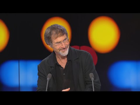 Throwing it all into the 'Momix': Moses Pendleton leads the dance