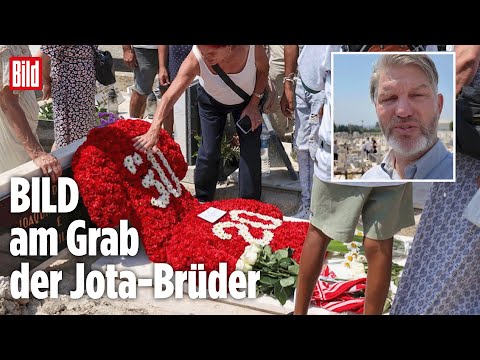 Trikots aus roten Rosen an der Grabstätte von Diogo Jota (†28) und André Silva (†25)