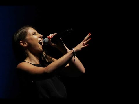 Lizzie Marvelly performs at Auckland graduation | Massey University