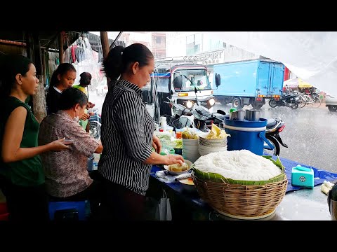 Cambodian Street Food in The Rain! Delicious Rice Noodles Fish Soup - Phnom Penh Heavy Rain