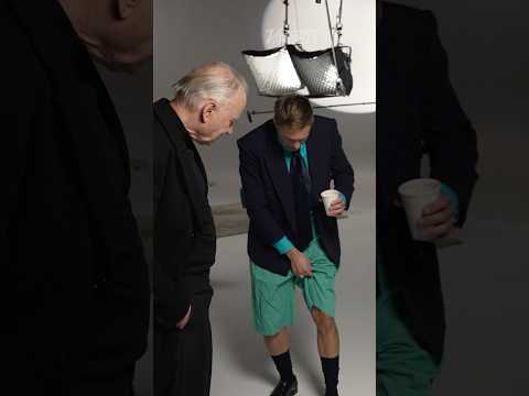 笑わずにこの親子デュオを見てみてください。CNNアプリでエピソードを配信中！ (Try to watch this father-son duo without laughing. Stream the episode on the CNN app!)