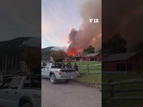 🔥 Incendio forestal fuera de control en Chubut dejó casas y autos destruidos