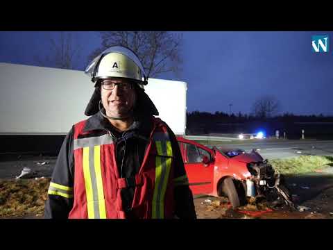 Schwerer Unfall auf B33 bei Ittendorf, Markdorf: Fahrer prallt mit Auto gegen Lastwagen