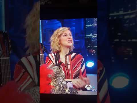 La falda de plástico de Nuria Roca ¡¡ qué Greenpeace odia !!