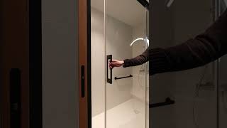 Moxy Budapest Downtown fürdőszobái GMB tolóajtó megoldással