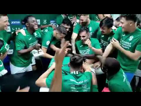 La plantilla del CD Toledo interrumpe la rueda de prensa del entrenador para celebrar el ascenso