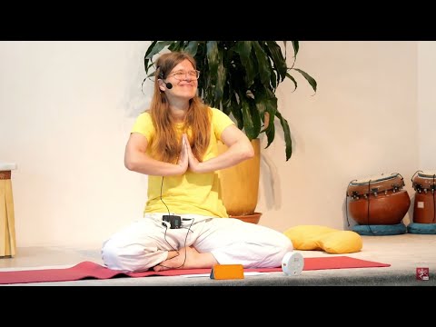 Bhakti Puja Yogastunde mit Manuela - Yoga Vidya Mittelstufe Live - 9:15 Uhr 05.09.2021