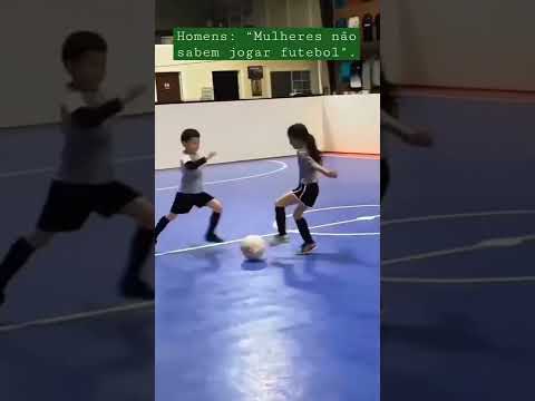 Menina fazendo drible humilhante em seu amigo no futsal #shorts