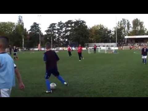 JONGER ORANJE bij VV NIEUWENHOORN in HELLEVOETSLUIS