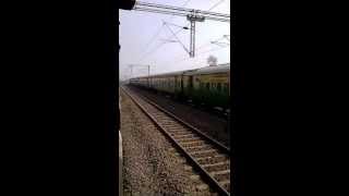preview picture of video '12858 Tamralipta Express crossing 12847 Howrah Digha Duronto Express'
