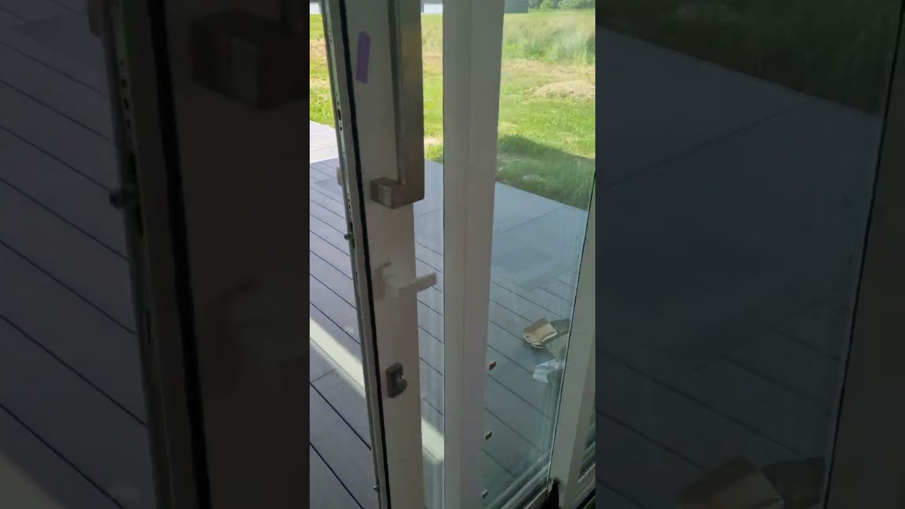 Post-less corner installation of the Brio 612 Pleated Door Screen.