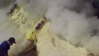 preview picture of video 'Kawah Ijen Volcano - Sulfur Mining #3'