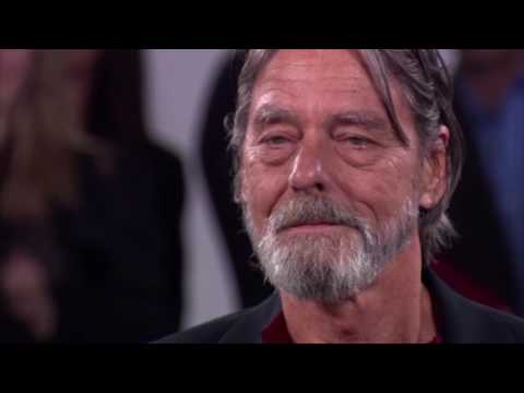 Mężczyzna siada naprzeciw kobiety, której nie widział od 22 lat. Wtedy dzieje się coś niesamowitego!