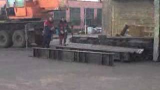 preview picture of video 'Солигорск, завалившийся на бок грузовик возле 1 РУ'