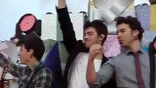 Jonas Brothers - Summertime anthem disney parade 2009