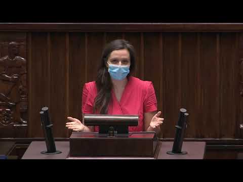 Klaudia Jachira krytykuje przysłowia ukrywające przemoc domową