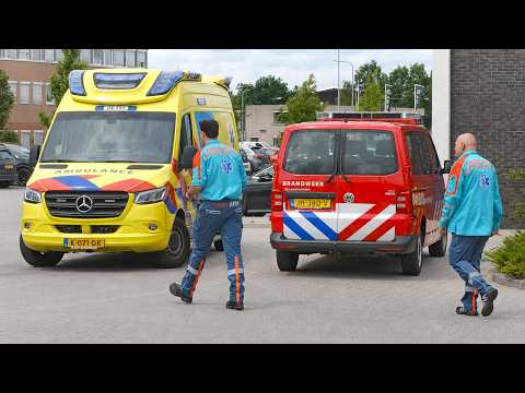 Ambulancepersoneel loopt naar ambulance 04-141 voor een spoedmelding vanaf 112 dag Ommen