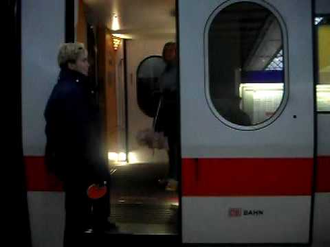 Abfahrt eines ICE 1 in München Hbf auf Gleis 16