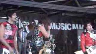 Never Let Me Go - Family Force 5 - Warped Tour 08