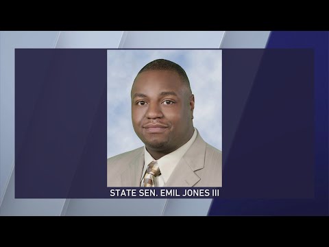 Illinois State senator charged in federal bribery investigation