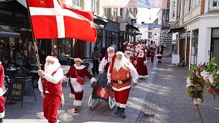 Papás Noel llenan las calles de Dinamarca por su congreso anual