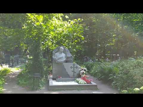 Показываю, как пройти к могиле Эдуарда Хиля на Смоленском православном кладбище
