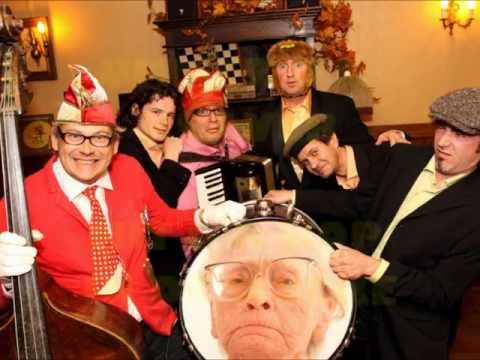 Ummer d'r neaver - Mit d'r kop in de wolke (onscreen tekst)