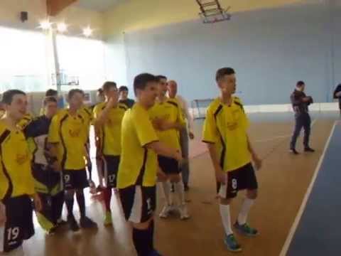 Prezes Wiatru Edward Pazdur w rękach zawodników Wiatru Ludźmierz