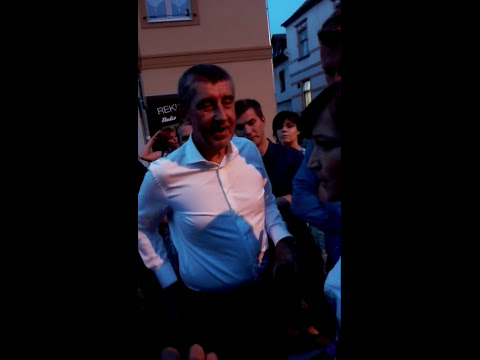 Babiš: Já neležím na pláži. Útočník na ulici: Kradete dotace! Ojebal jste stát na daních