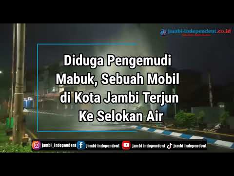 Diduga Pengemudi Mabuk, Sebuah Mobil di Kota Jambi Terjun Ke