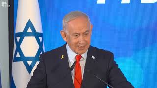 ראש הממשלה בנימין נתניהו בטקס כניסה לתפקיד של ראש השב״כ דוד זיני (עדכוני משרד ראש הממשלה) - התמונה מוצגת ישירות מתוך אתר האינטרנט יוטיוב. זכויות היוצרים בתמונה שייכות ליוצרה. קישור קרדיט למקור התוכן נמצא בתוך דף הסרטון