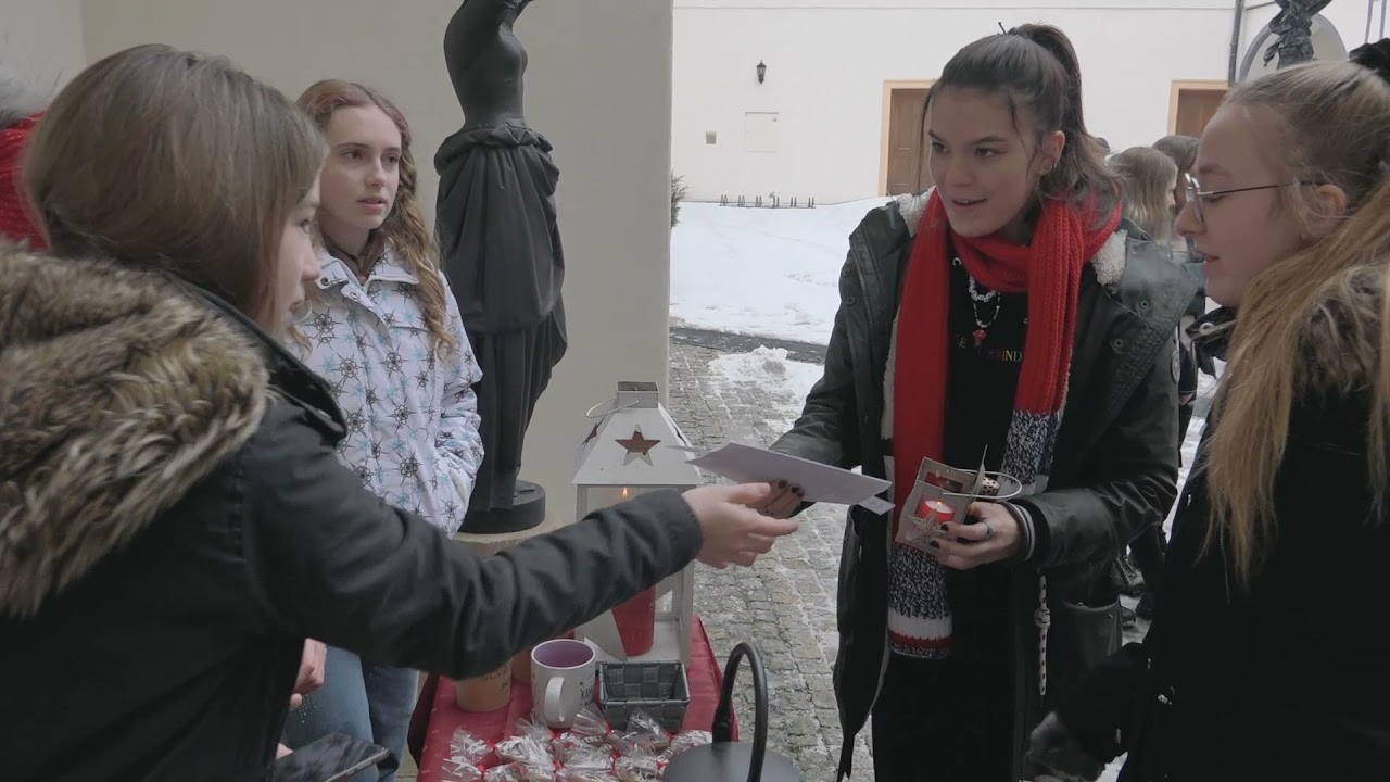 náhled z videa Štědrodenní zastavení na nádvoří zámku