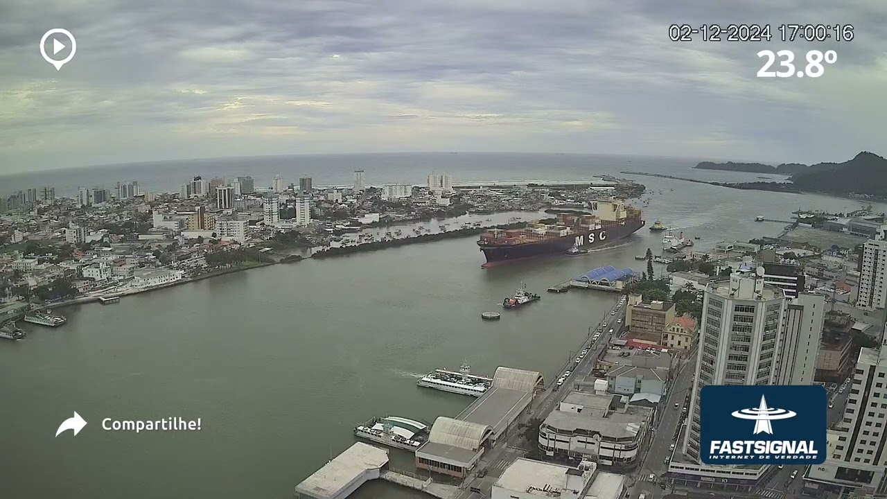 Movimentação de navio no canal do porto de Itajaí e Navegantes