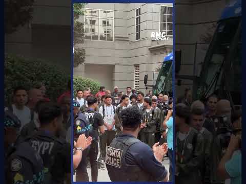 👏 La sélection égyptienne APPLAUDIE par la police d'Atlanta après son match contre l'Argentine