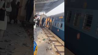 Download lagu How to shoot a movie in a train? #shorts #train #railway #viral #trending #youtubeshorts mp3